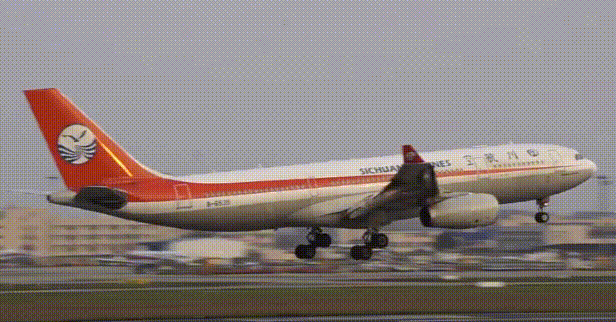 川航飛機1000米高空左側引擎失效，飛行員技術高超，成功降落機場