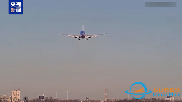 驚險！美國一機場險些再出相撞事故，客機降落時一公務機突然橫穿跑道！視頻曝光-5659